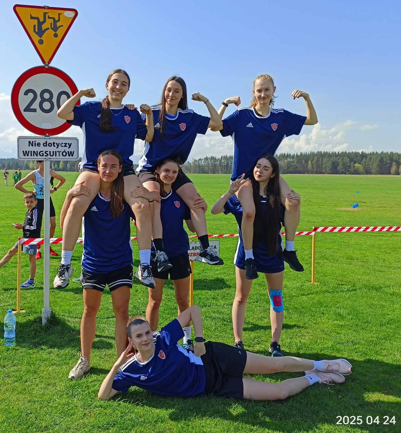 Zdjęcie Biegi przełajowe - finał wojew dziew 04-2025 (4)28e8f989-dc14-404a-8dda-8846f385a2a3.jpg w galerii Finał wojewódzki w Drużynowych Biegach Przełajowych